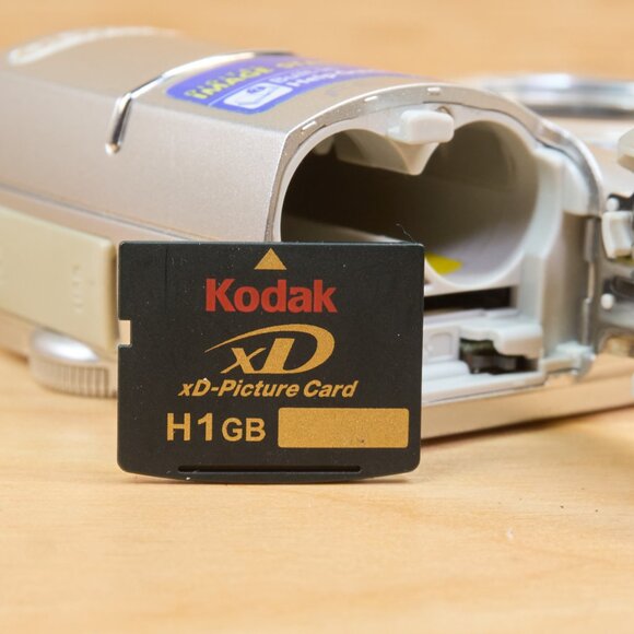 Olympus FE-170 6MP Digital Camera, with 3X Optical Zoom - Picture 9 of 10